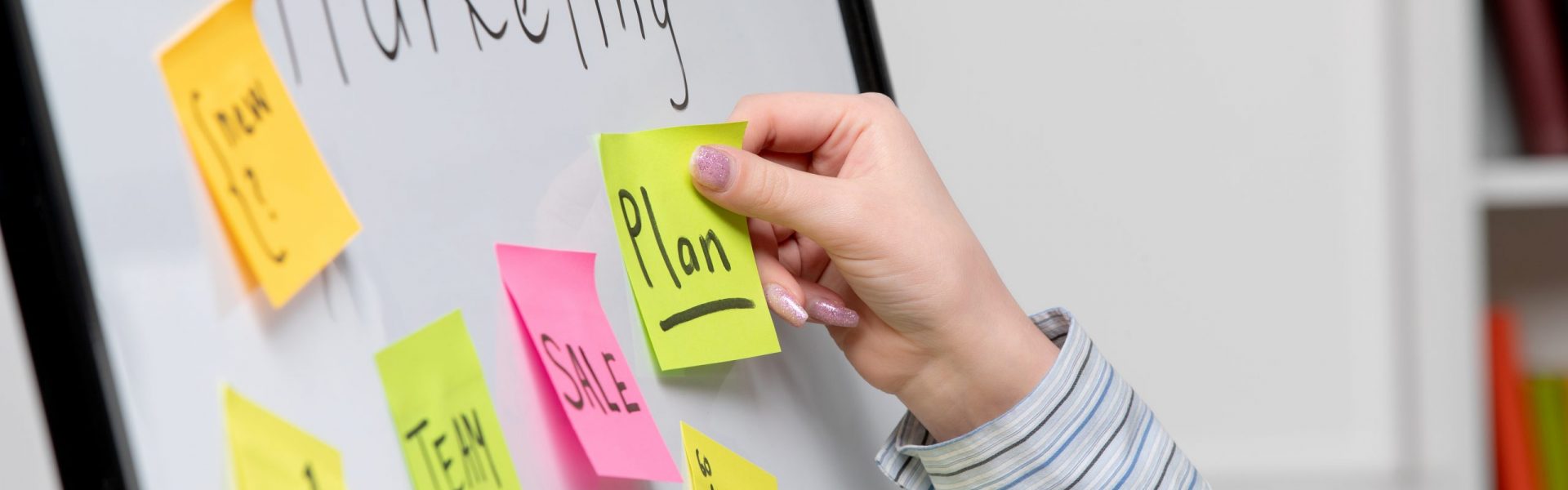 marketing-junge-susse-geschaftsfrau-gestreiftem-hemd-im-buro-die-einen-neuen-marketingplan-erstellt